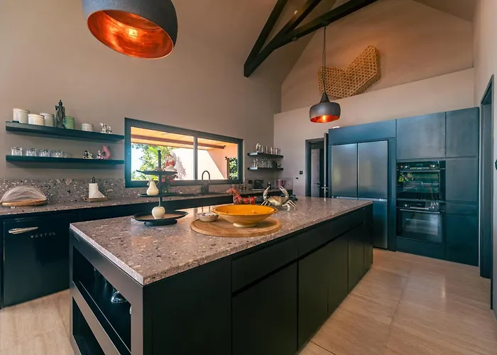 Maison Gaia Seychelles - Staffed 5br Villa, Infinity Pool, Ocean & Sunset View Villa